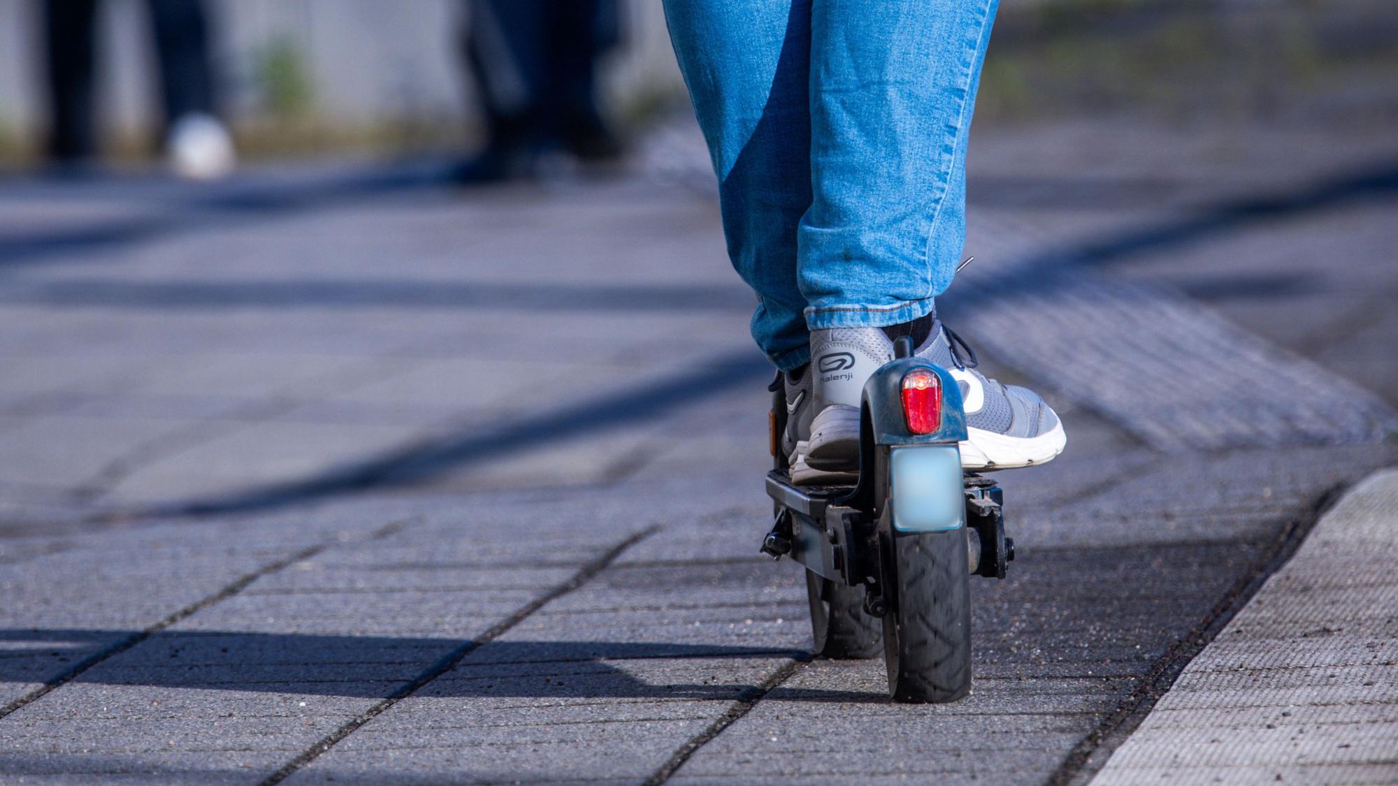 ARCHIV - 17.04.2024, Mecklenburg-Vorpommern, Wismar: E-Scooter auf Bahnsteig.