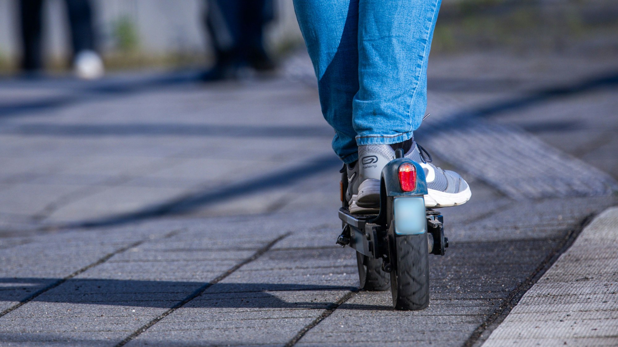 ARCHIV - 17.04.2024, Mecklenburg-Vorpommern, Wismar: E-Scooter auf Bahnsteig.