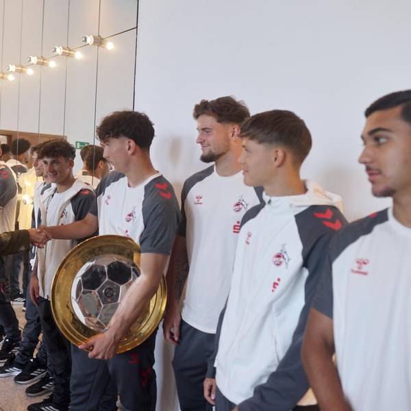 Henriette Reker gratuliert den Nachwuchsspielern des 1. FC Köln im Rathaus.
