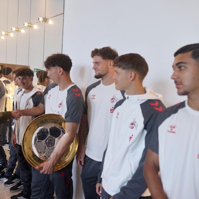 Henriette Reker gratuliert den Nachwuchsspielern des 1. FC Köln im Rathaus.