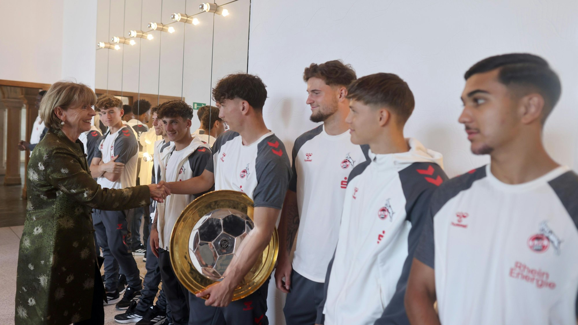 Henriette Reker gratuliert den Nachwuchsspielern des 1. FC Köln im Rathaus.