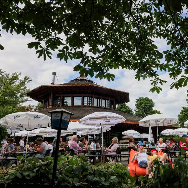 Rund 800 Sitzgelegenheiten verschiedenster Art bietet der Biergarten des „Parkrestaurants RheinAue“.
