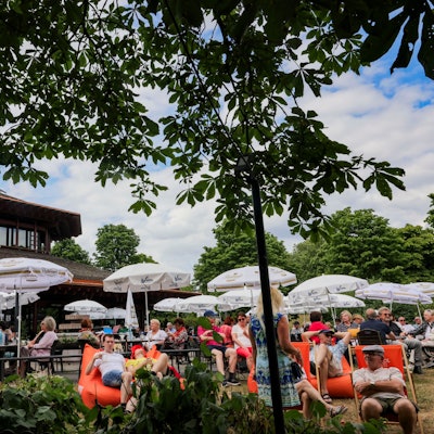 Rund 800 Sitzgelegenheiten verschiedenster Art bietet der Biergarten des „Parkrestaurants RheinAue“.