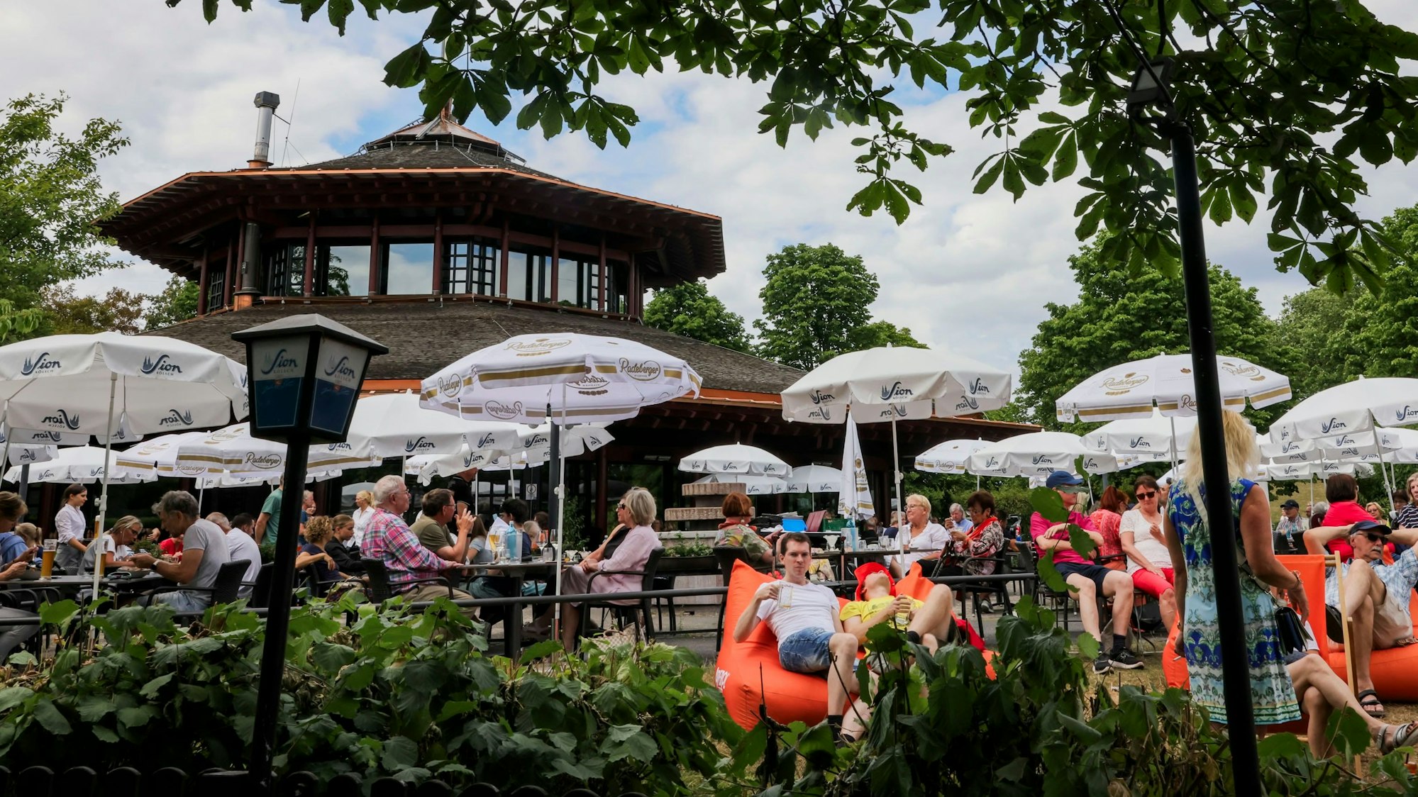 Rund 800 Sitzgelegenheiten verschiedenster Art bietet der Biergarten des „Parkrestaurants RheinAue“.