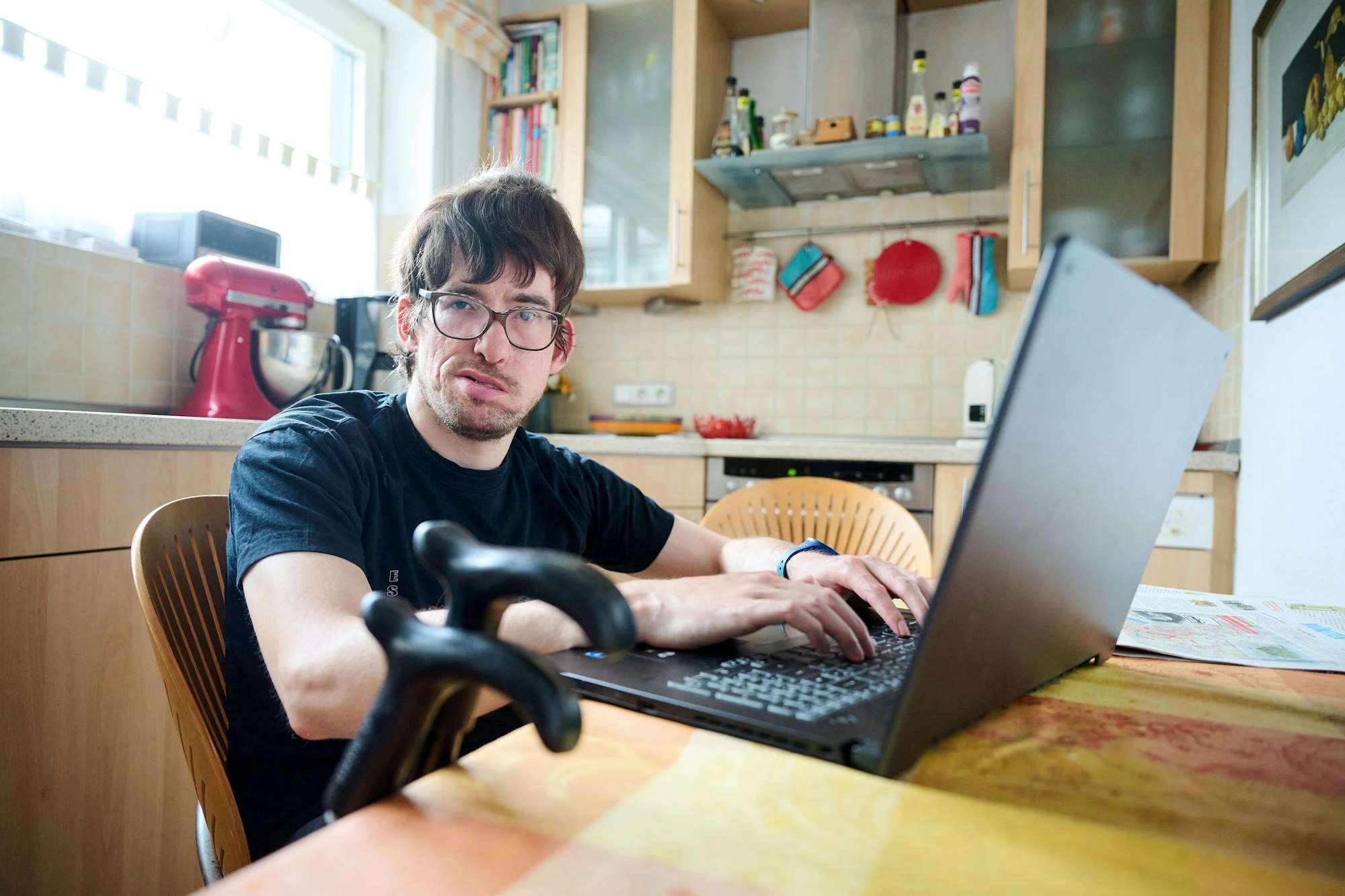 Trotz vieler Bemühungen hat der junge Mann mit seinen Behinderungen keinen Platz in System gefunden, wie er sagt.