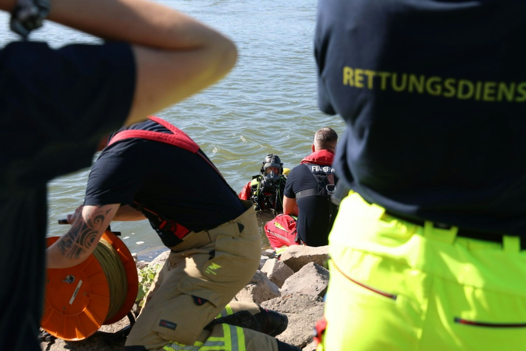In Köln wurde eine vermisste Person im Rhein gesucht.