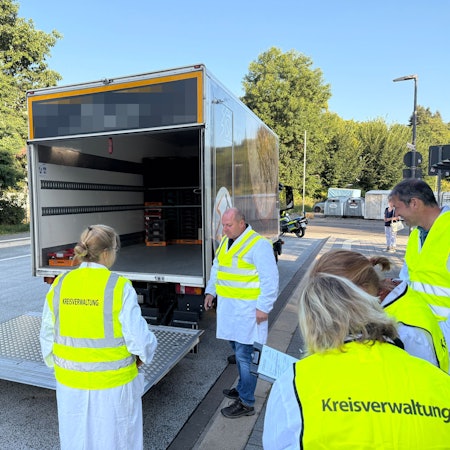 Mitarbeiter des Veterinär- und Lebensmittelüberwachungsamts der Kreisverwaltung waren am frühen Montagmorgen in Derschlag mit der Kreispolizeibehörde zur Transportkontrolle unterwegs.