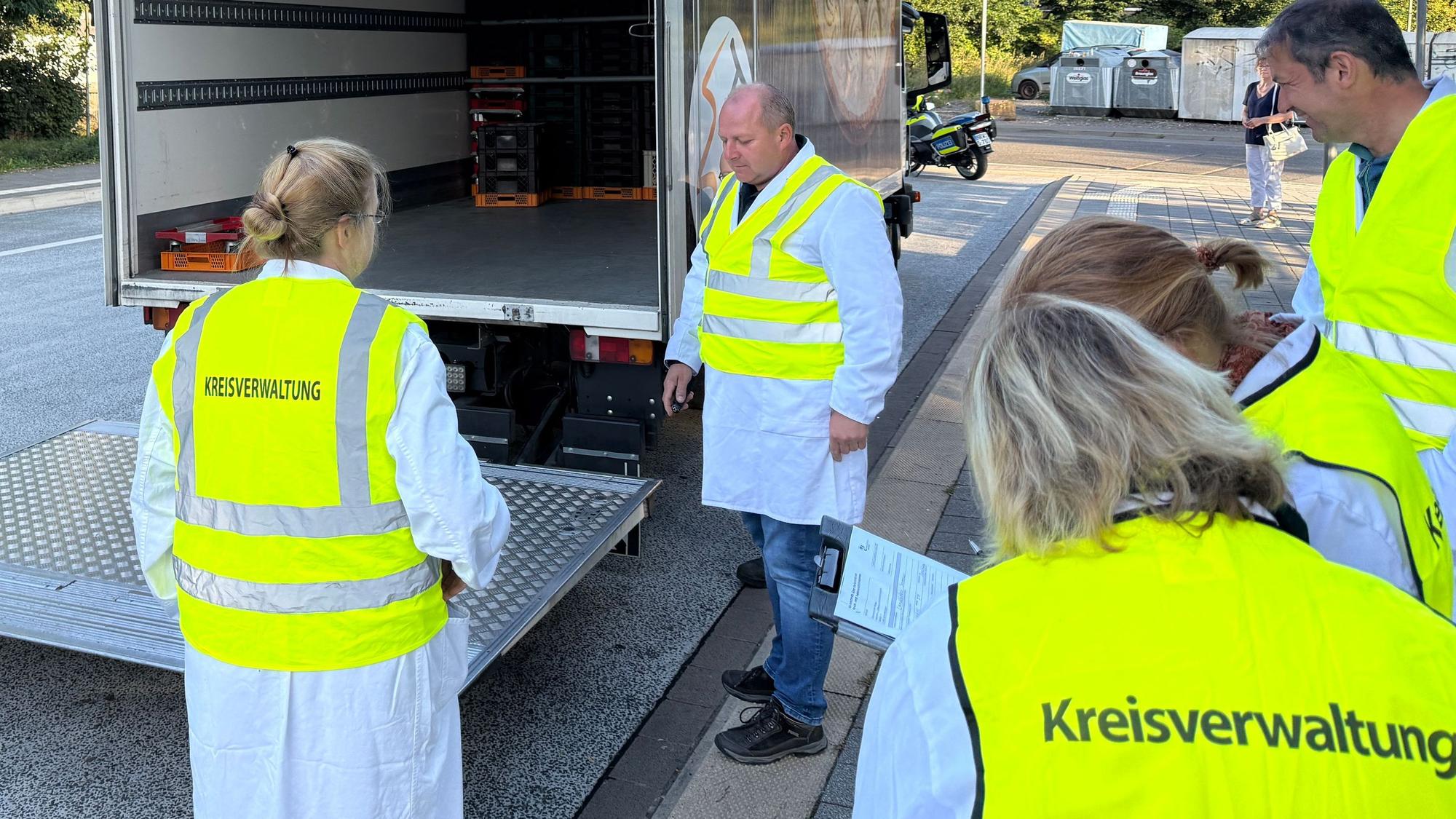 Mitarbeiter des Veterinär- und Lebensmittelüberwachungsamts der Kreisverwaltung waren am frühen Montagmorgen in Derschlag mit der Kreispolizeibehörde zur Transportkontrolle unterwegs.