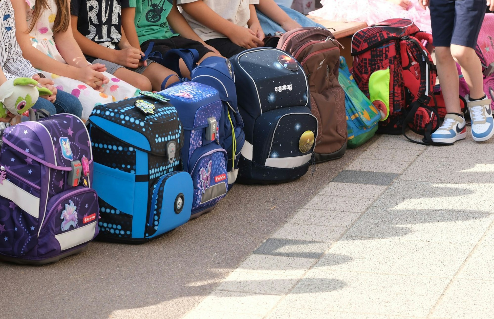 Ranzen packen, Bücher stemmen: Es geht wieder los für Tausende Schüler in Deutschland.