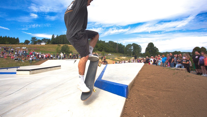 Hunderte Menschen kommen Anfang Juli 2025 zur Eröffnung des neuen Skate- und Bikeparks in Waldbröl-Niederhof. Die Anlage misst fast 5000 Quadratmeter.