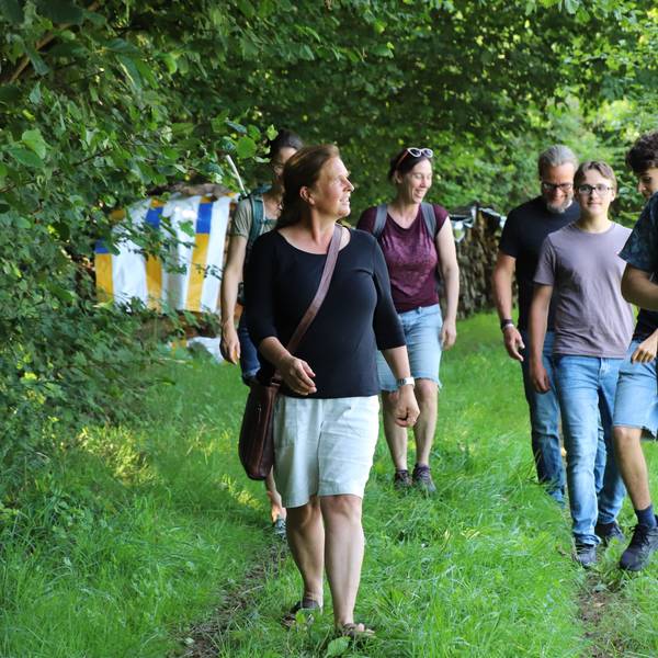 Waldbesitzer Martin Lohnecke führt eine Besuchergruppe durch den „Sharewood Forest“.