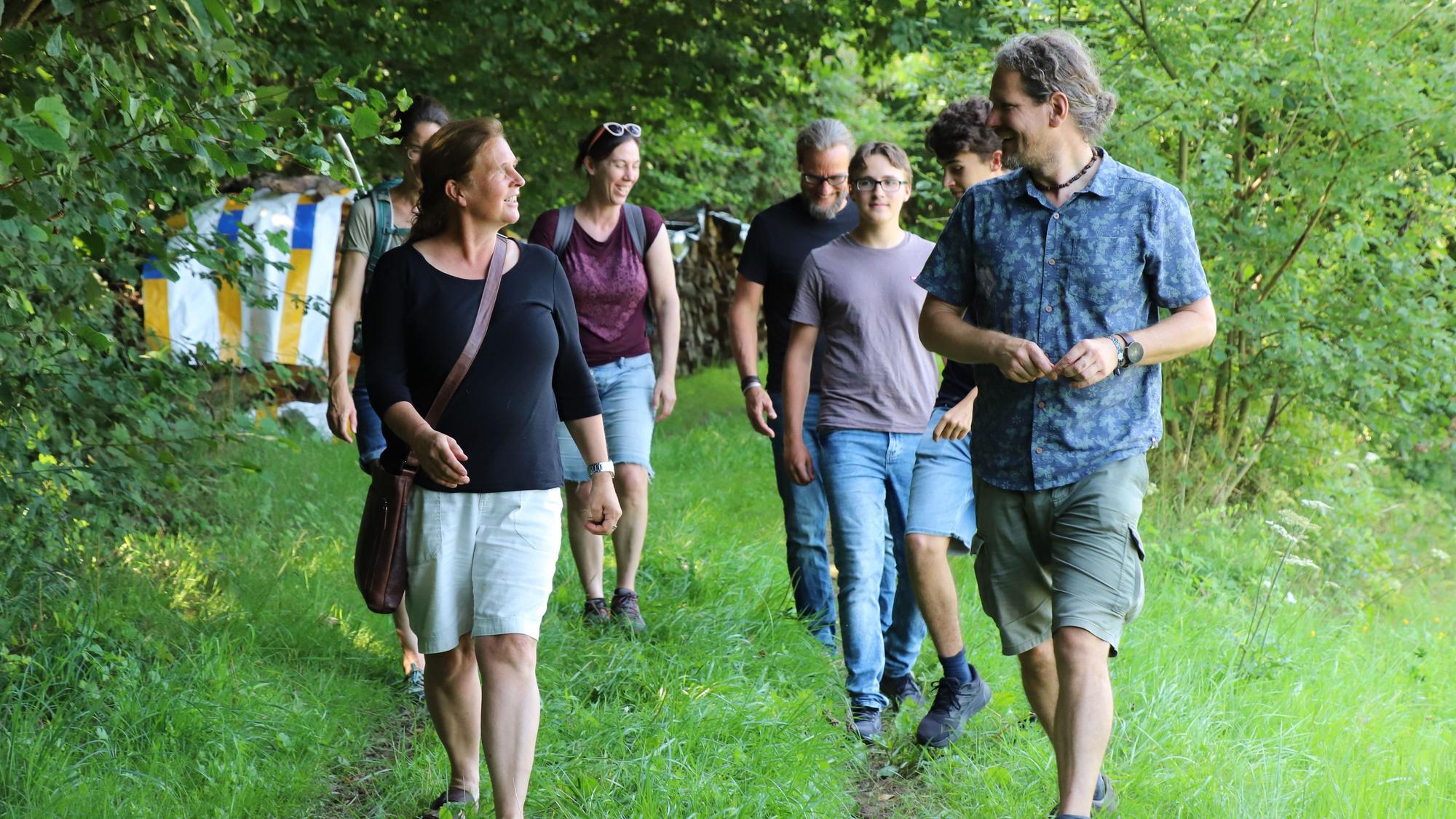 Waldbesitzer Martin Lohnecke führt eine Besuchergruppe durch den „Sharewood Forest“.