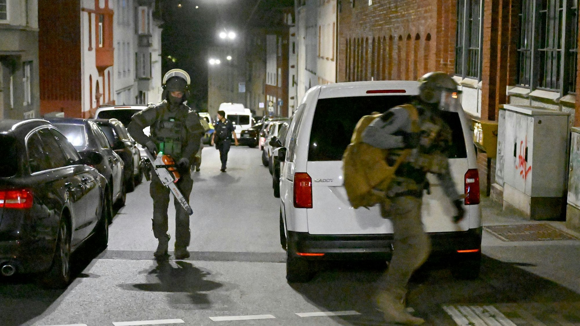 Spezialeinsatzkräfte im Einsatz: In Wuppertal nahmen Beamte in der Nacht zu Montag einen Mann fest, der seine frühere Partnerin mit einem Messer bedroht haben soll.