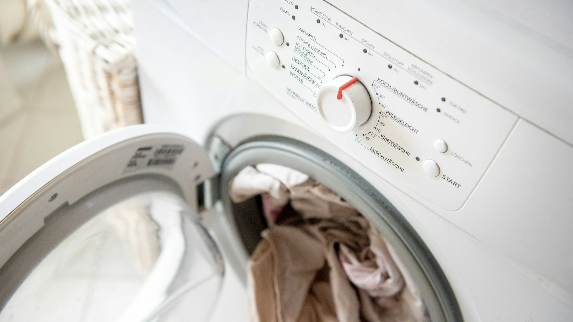 Eine 60-Grad-Wäsche mit Pulver-Vollwaschmittel hilft, Bakterien und Pilze zu beseitigen und Gerüche zu entfernen.