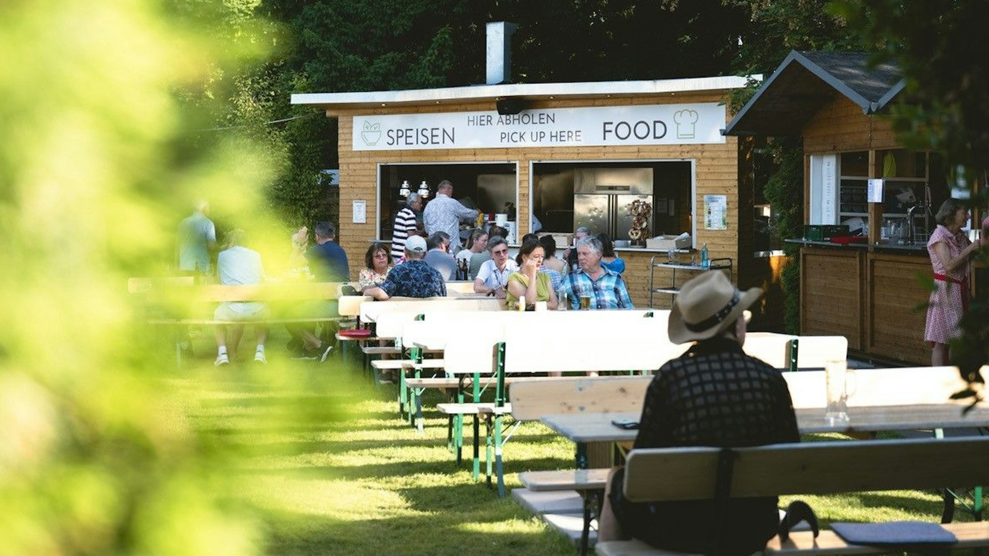 Typische Biergartenschmankerl gibt es im Rheinhotel Dreesen.
