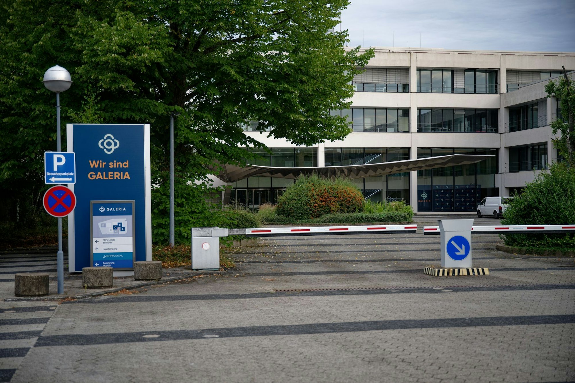 Zuletzt waren noch 690 Menschen in der Galeria-Verwaltung in Essen beschäftigt. In dem Bürokomplex arbeiteten in Hochzeiten rund 3.000 Menschen - für Karstadt, eines der Vorgängerunternehmen von Galeria.