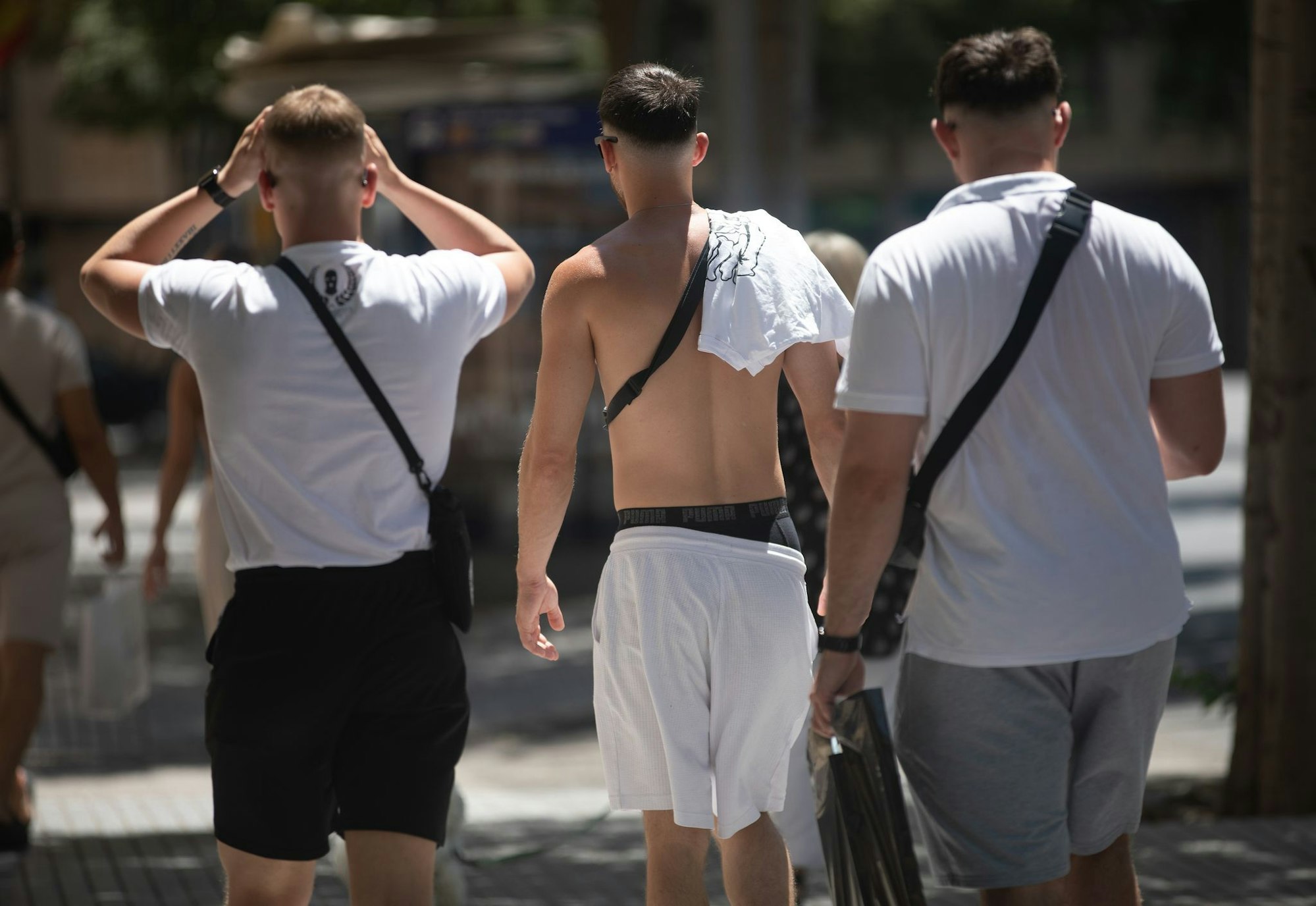 Angesagt bei jungen Männern: das klassische weiße T-Shirt. Aber auch: zeigen, was man hat. Blanke Brust? Tattoos? Waschbrettbauch? (Archivbild)
