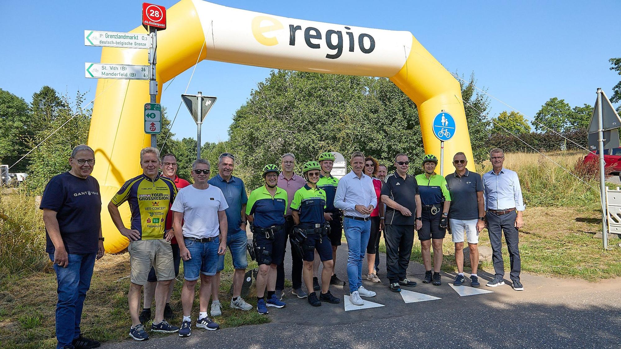 Veranstalter und Sponsoren haben sich auf dem Kyllradweg aufgestellt, um den Radaktionstag zu eröffnen