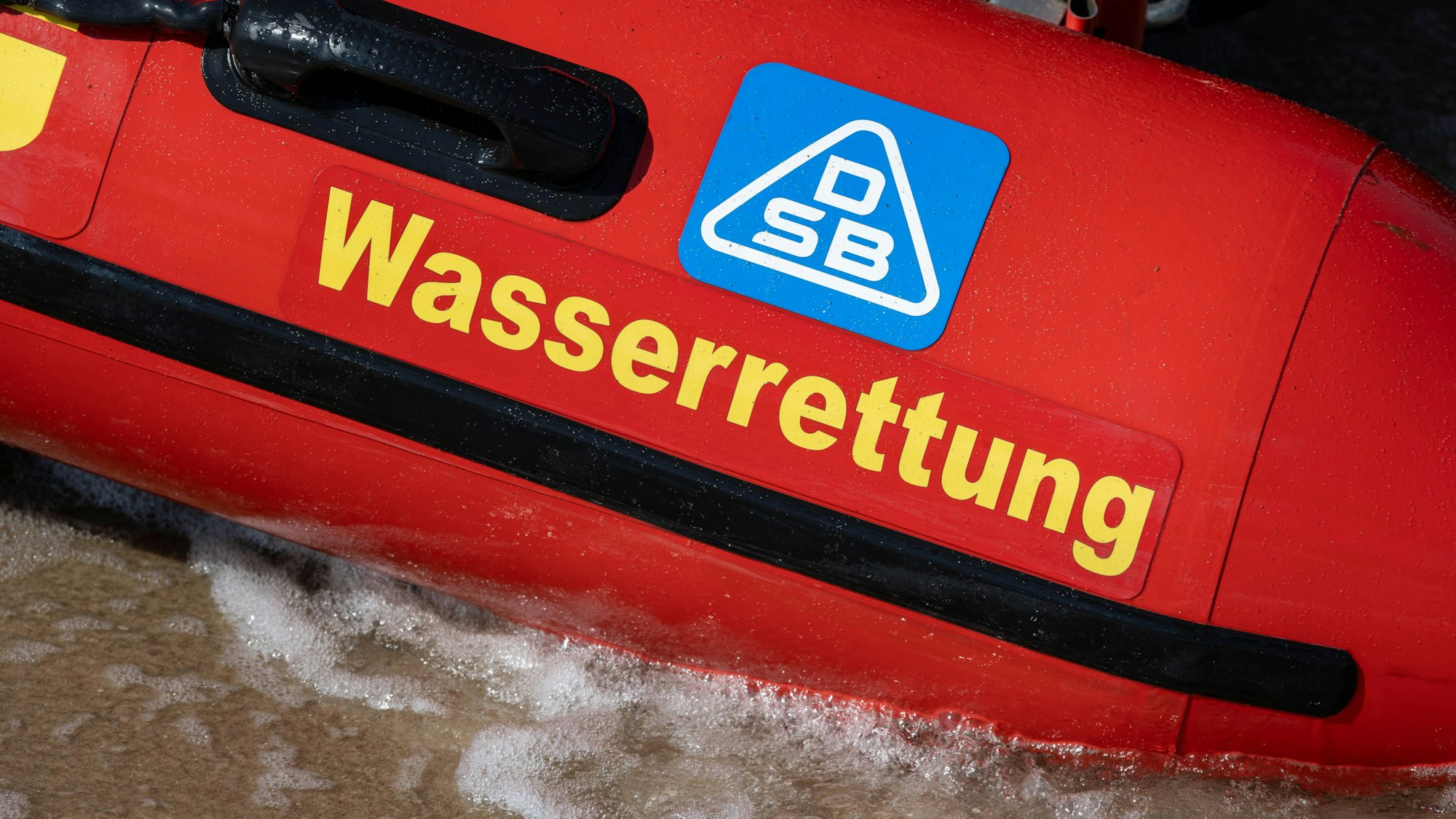 Ein Schlauchboot mit dem Schriftzug „Wasserrettung“ der Deutschen Lebens-Rettungs-Gesellschaft (DLRG)