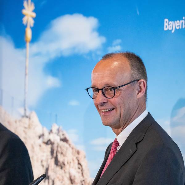 Markus Söder, (l., CSU) unterstützt die Entscheidung von Bundeskanzler Friedrich Merz (CDU) nicht, keine Waffen mehr nach Israel zu liefern (Archivbild vom 15. Juli).