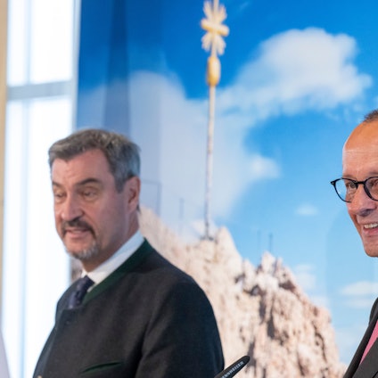 Markus Söder, (l., CSU) unterstützt die Entscheidung von Bundeskanzler Friedrich Merz (CDU) nicht, keine Waffen mehr nach Israel zu liefern (Archivbild vom 15. Juli).