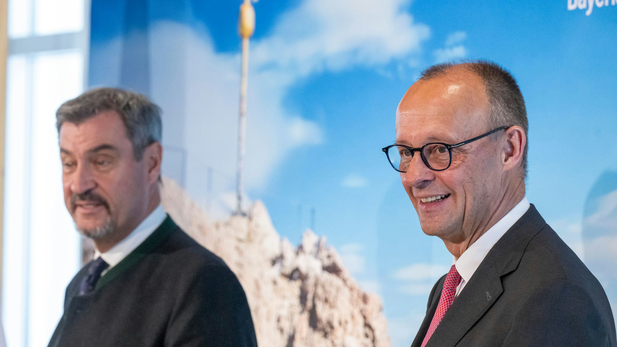 Markus Söder, (l., CSU) unterstützt die Entscheidung von Bundeskanzler Friedrich Merz (CDU) nicht, keine Waffen mehr nach Israel zu liefern (Archivbild vom 15. Juli).