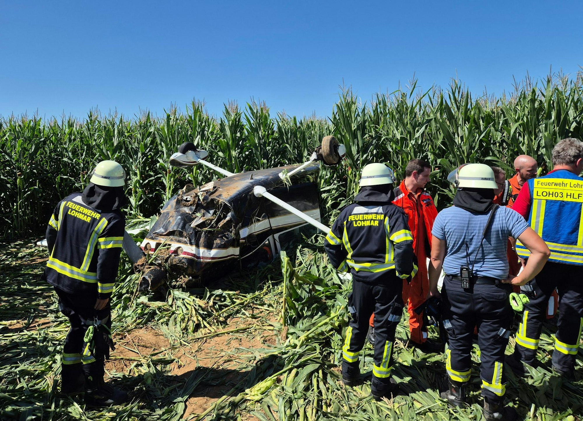 In dem Flugzeug saßen der Pilot und seine Ehefrau.