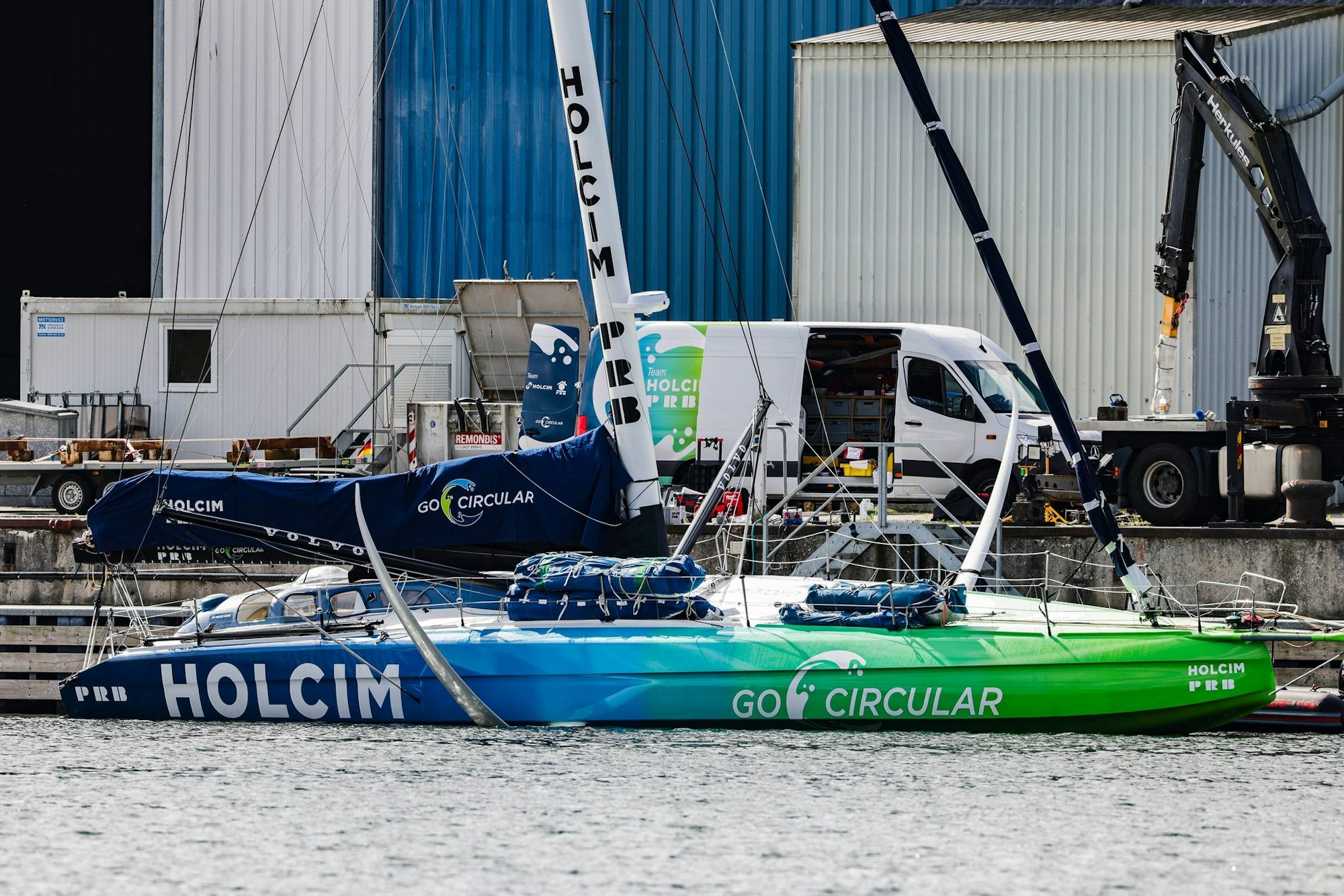Nach Crash beim Ocean Race: Die beschädigte Rennjacht vom Team «Holcim-PRB» liegt am Dock einer Kieler Werft.