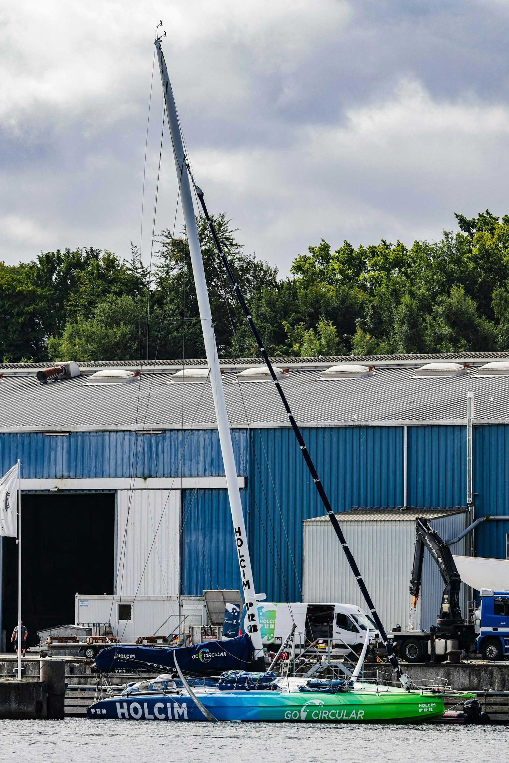 Nach Crash beim Ocean Race: Die beschädigte Rennjacht vom Team «Holcim-PRB» liegt am Dock einer Kieler Werft.