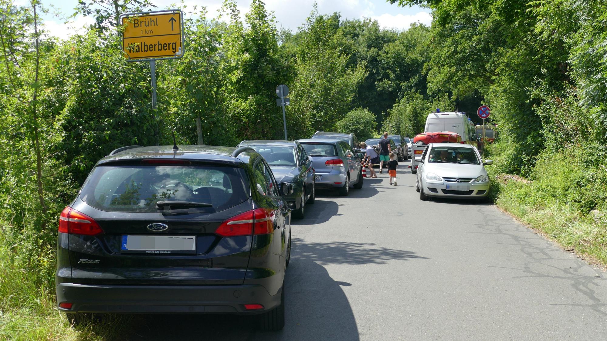 Zugeparkt: Hier kommt kein Rettungswagen mehr durch.