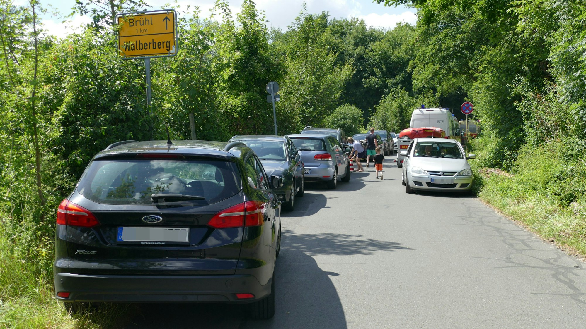 Zugeparkt: Hier kommt kein Rettungswagen mehr durch.