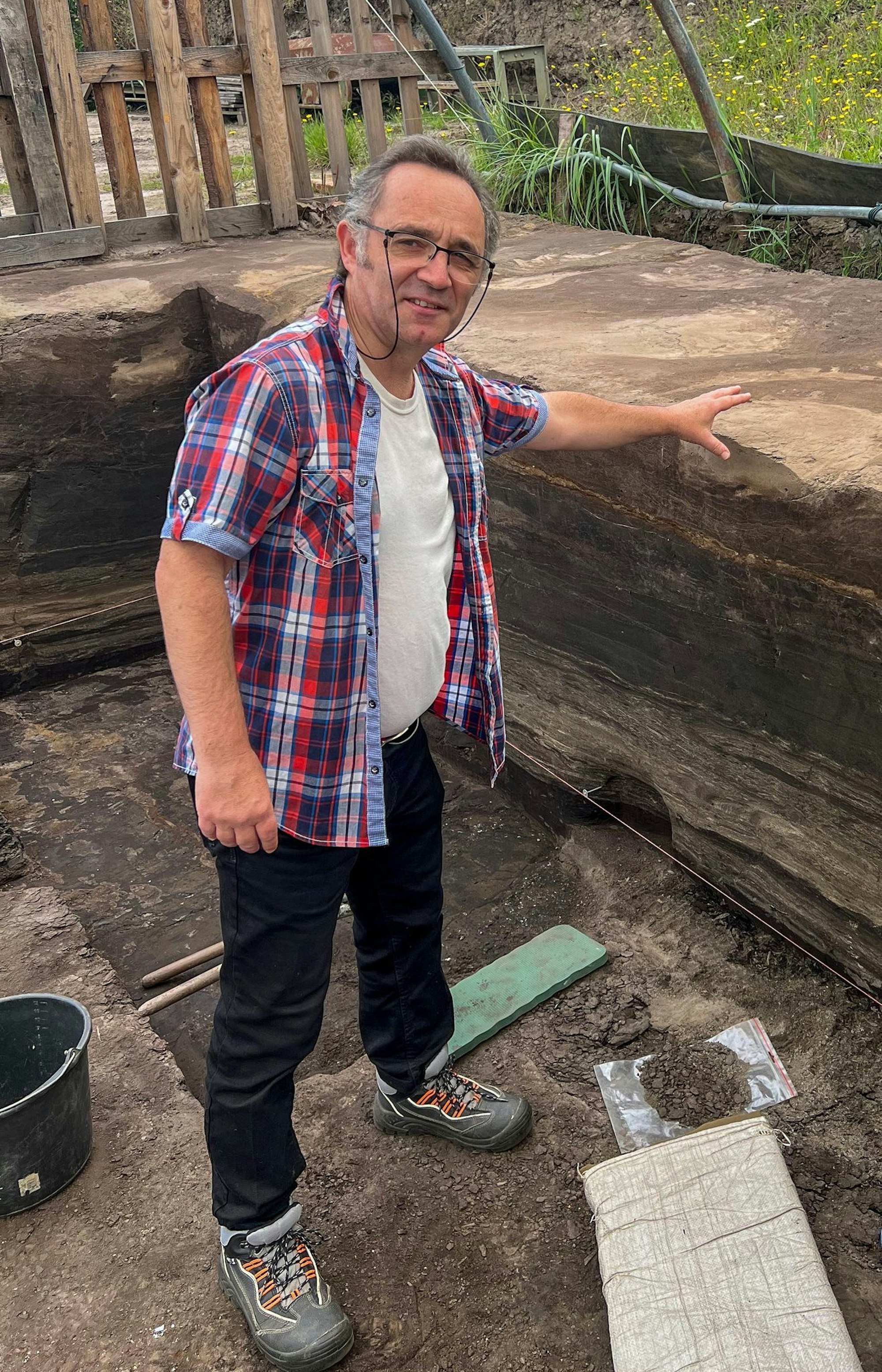 Der Archäologe Jordi Serangeli an der weltberühmten Fundstelle in Schöningen. Hier erforscht er gemeinsam mit seinem Team bedeutende Relikte aus der Altsteinzeit.