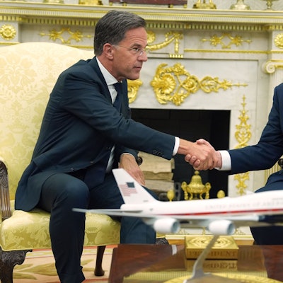 dpatopbilder - 14.07.2025, USA, Washington: US-Präsident Donald Trump (r) schüttelt die Hand von NATO-Generalsekretär Mark Rutte während eines Treffens im Oval Office des Weißen Hauses. Foto: Evan Vucci/AP/dpa +++ dpa-Bildfunk +++