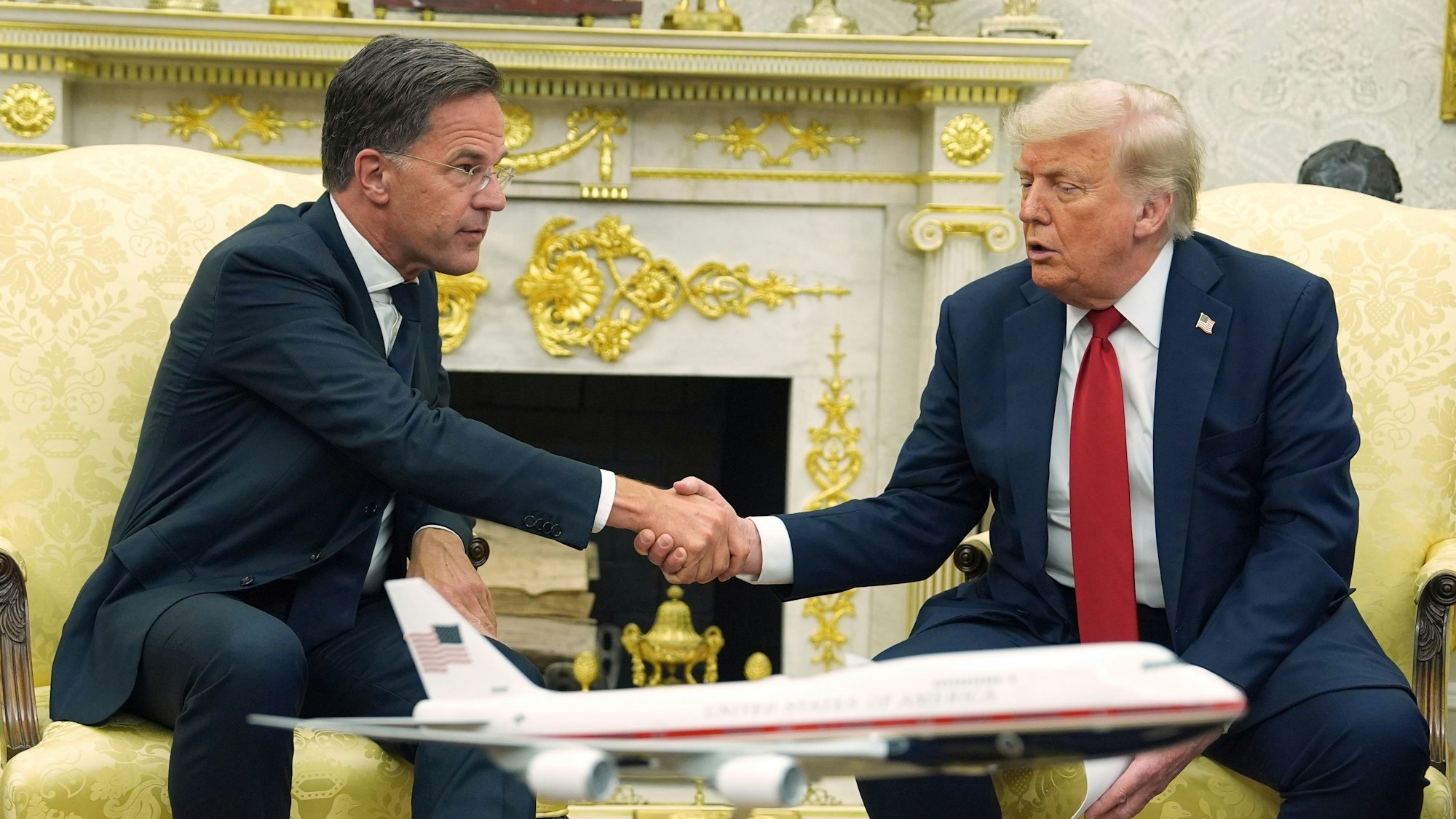 dpatopbilder - 14.07.2025, USA, Washington: US-Präsident Donald Trump (r) schüttelt die Hand von NATO-Generalsekretär Mark Rutte während eines Treffens im Oval Office des Weißen Hauses. Foto: Evan Vucci/AP/dpa +++ dpa-Bildfunk +++
