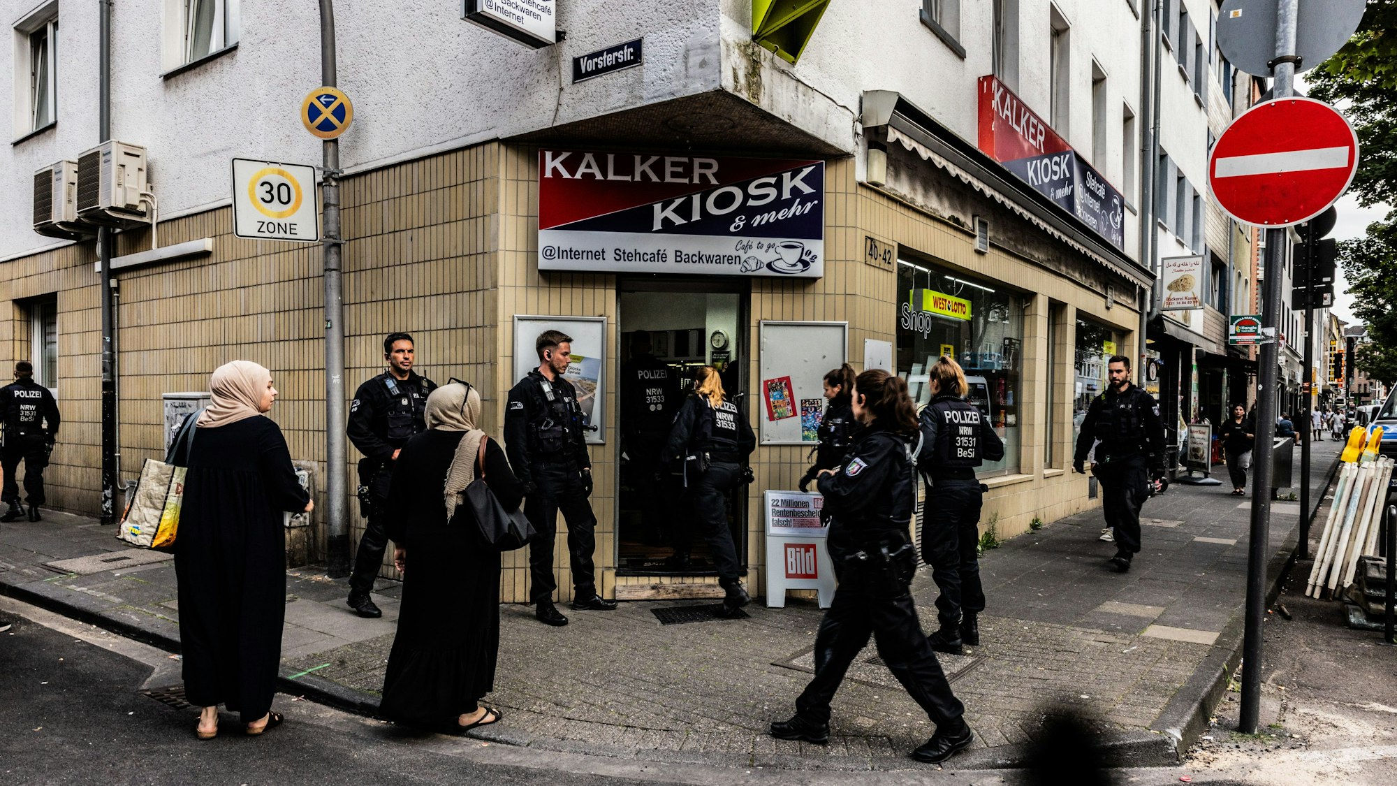 Gewerbe- und Jugendschutzkontrolle: Polizisten am Donnerstag bei einer Razzia in einem Kiosk in Kalk.