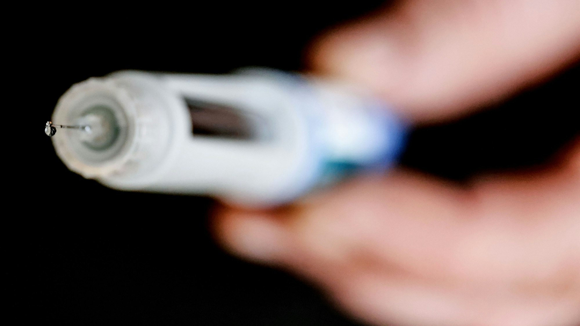 Ein Mann hält eine Spritze mit dem Wirkstoff Semaglutid in der Hand. (gestellte Szene)