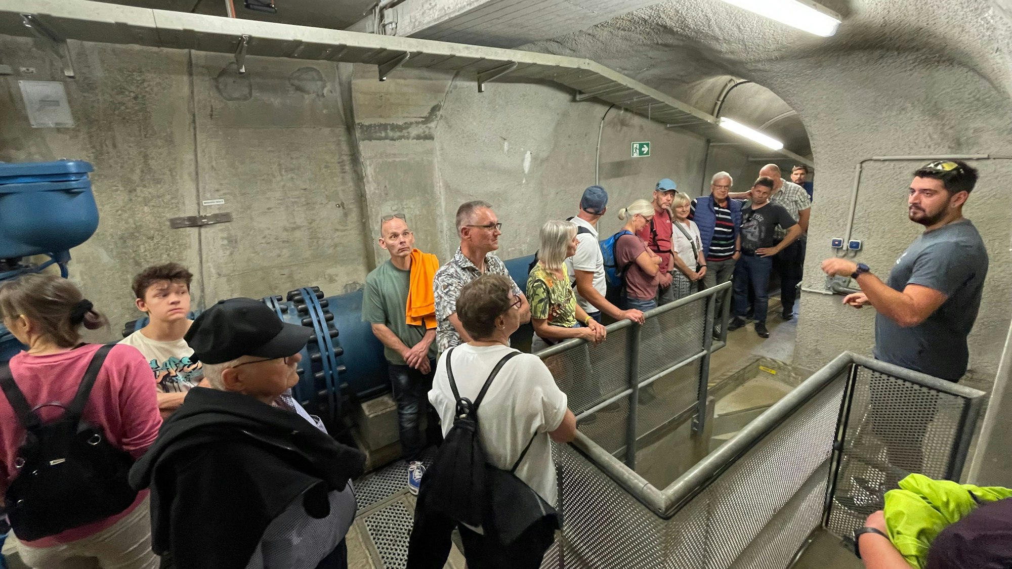 Das Foto zeigt eine Besuchergruppe im Kontrollgang der Staumauer.