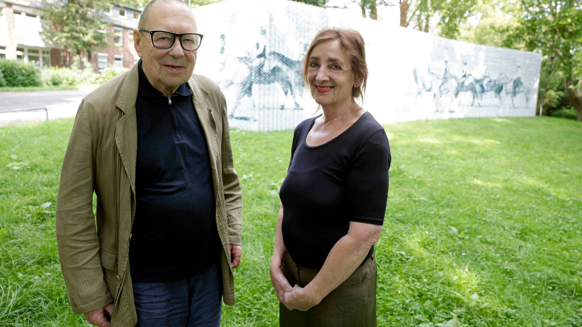 Ute Piroeth und Wolfgang Rüppel vor dem Umspannwerk im Sionstal.