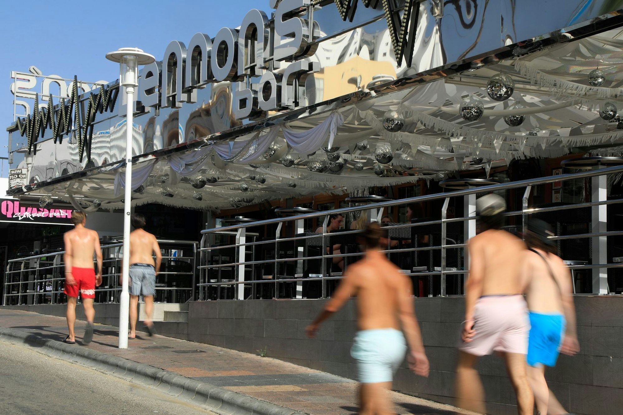 Junge Männer gehen mit nacktem Oberkörper auf Mallorca spazieren. (Archivbild)