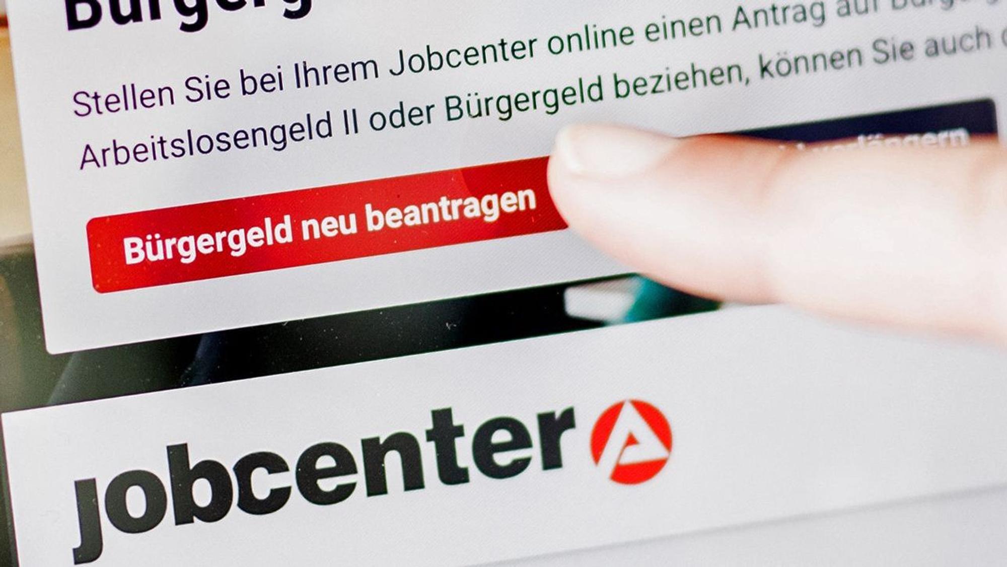 Geflüchtete aus dem Kriegsgebiet bekommen die staatliche Leistung in der Regel ohne weitere Formalitäten.