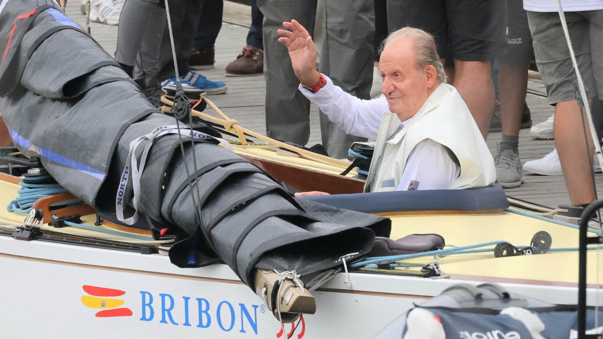 Juan Carlos, Altkönig von Spanien, winkt vom Segelboot „Bribon“ in Sanxenxo.