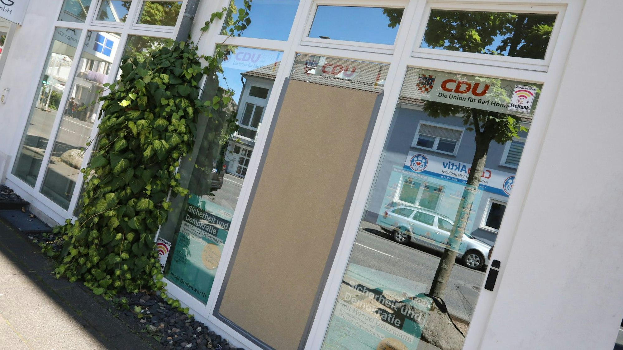 Ein Brett an der Fensterfront eines Gebäudes.