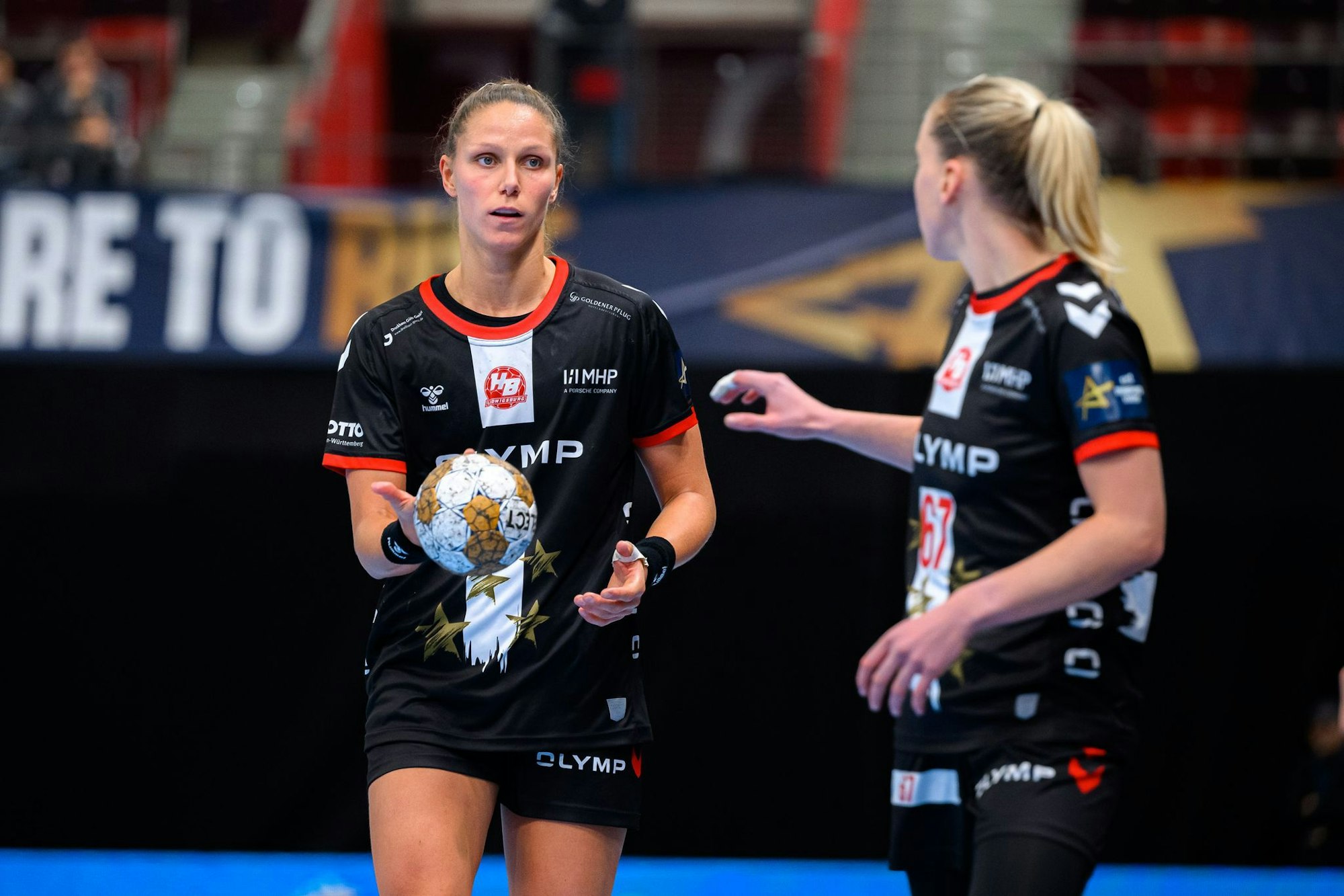 Nationalspielerin Xenia Smits (l) findet einen neuen Verein.