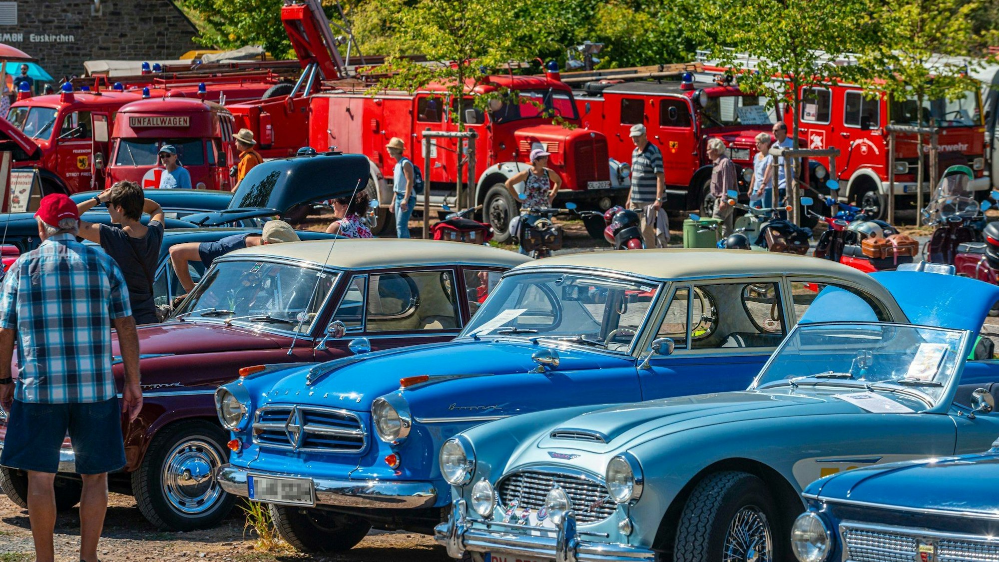 Oldtimer und historische Feuerwehrfahrzeuge bei der ZeitBlende im Freilichtmuseum in Kommern