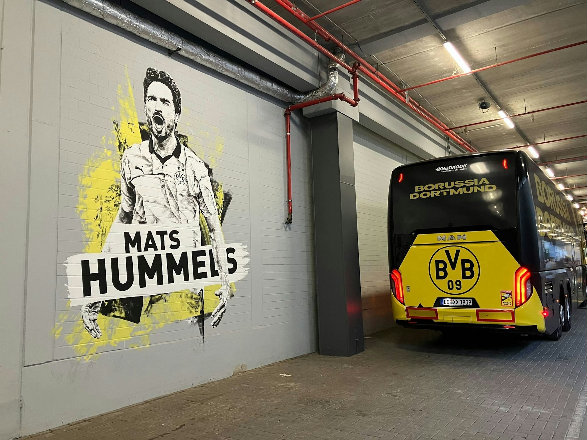 Im Sportweg in den Katakomben des Stadions hat Borussia Dortmund Mats Hummels ein Graffiti-Porträt gewidmet.