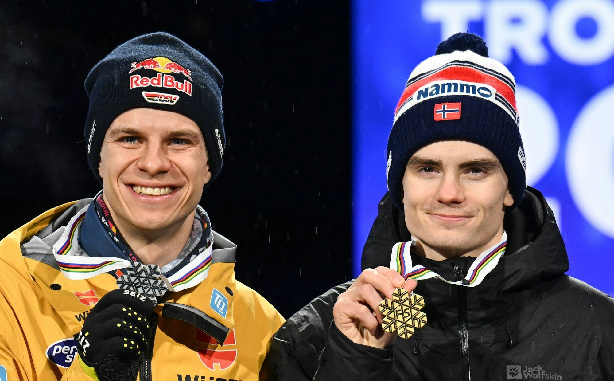 Andreas Wellinger (links) und Weltmeister Marius Lindvik mit ihren Medaillen nach dem WM-Springen.