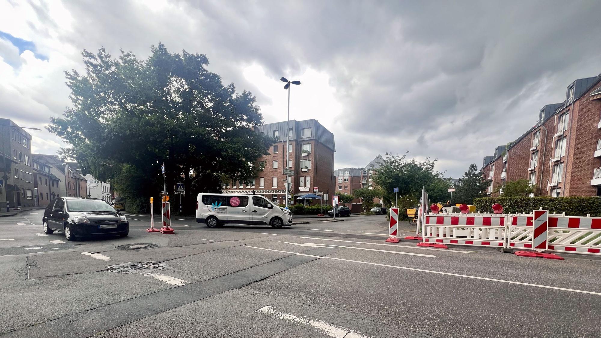 Auf einer Kreuzung sind zwei Autos unterwegs.