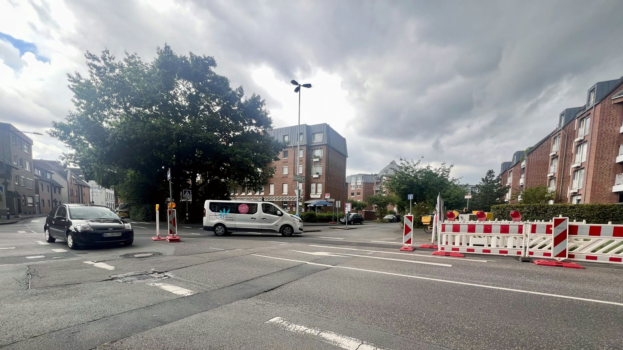 Auf einer Kreuzung sind zwei Autos unterwegs.