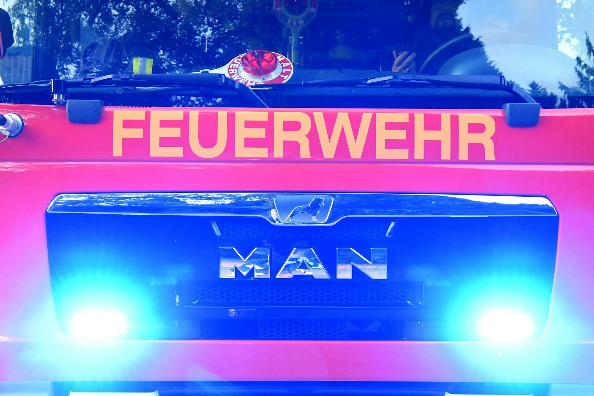 Die Feuerwehr konnte ein Ausbreiten der Flammen auf ein Lagergebäude verhindern. (Symbolbild)