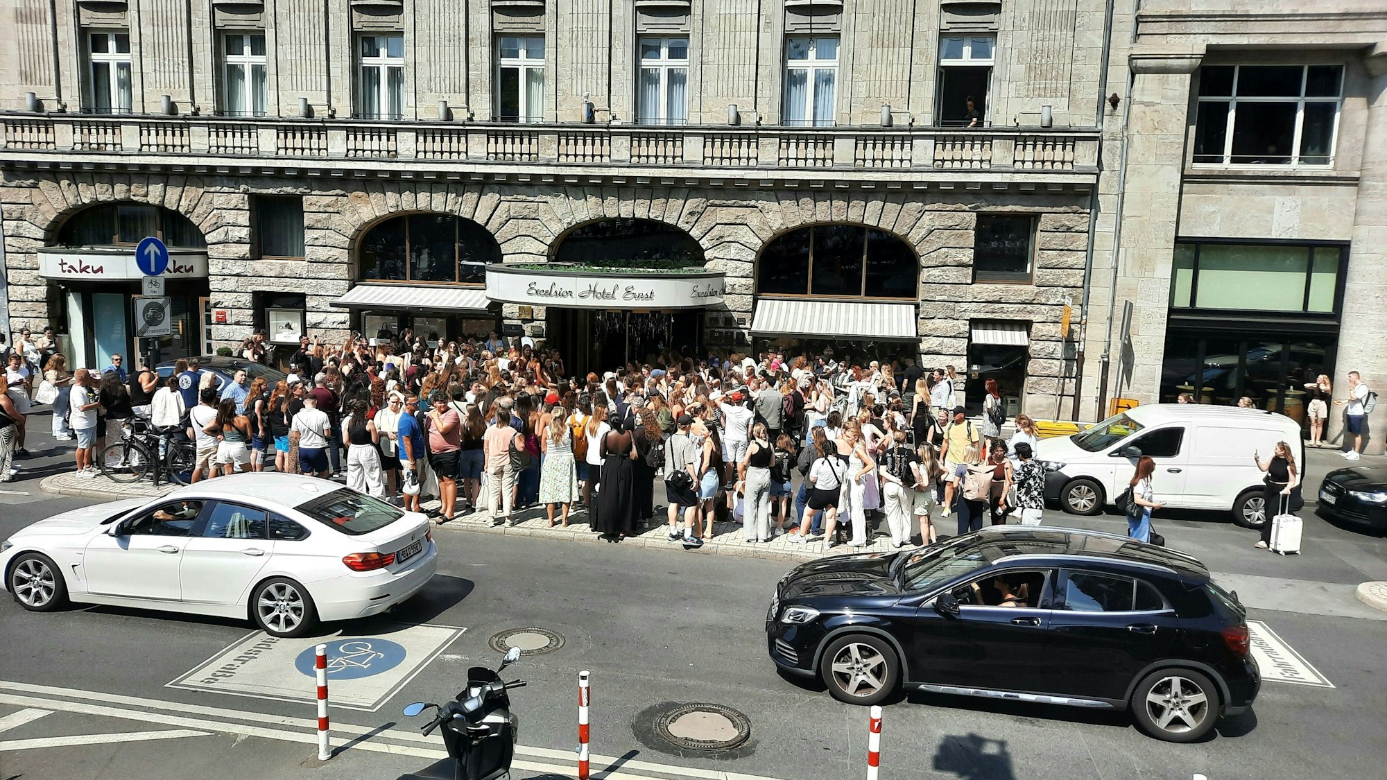 Fans haben sich vor dem Excelsior Hotel versammelt
